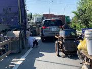 Tin tức trong ngày - Tài xế bất lực, ngủ gục giữa đường vì kẹt xe &quot;không lối thoát&quot; ở Sài Gòn