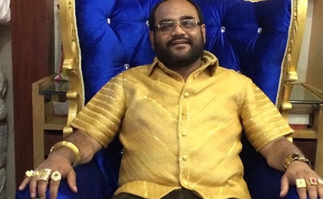 Năm 2014, doanh nhân Pankaj Parakh, Ấn Độ bỏ tiền làm ra chiếc áo sơ mi từ hơn 4kg vàng.