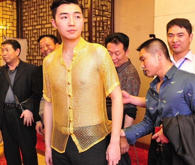 Năm 2015, tại một sự kiện ở Thiểm Tây, Trung Quốc, 3 người mẫu đã trình diễn trang phục bằng vàng khiến nhiều người chú ý. Trong đó có một áo sơ mi nam làm bằng vàng.