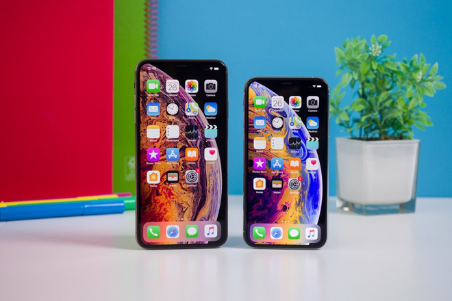 Cặp iPhone Xs Max và iPhone Xs.