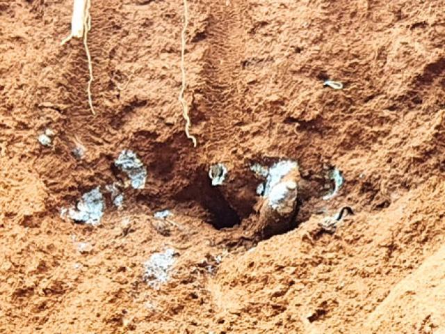Đào trụ điện, tá hỏa phát hiện hầm đạn cối ”khủng” dưới chân đèo Bảo Lộc