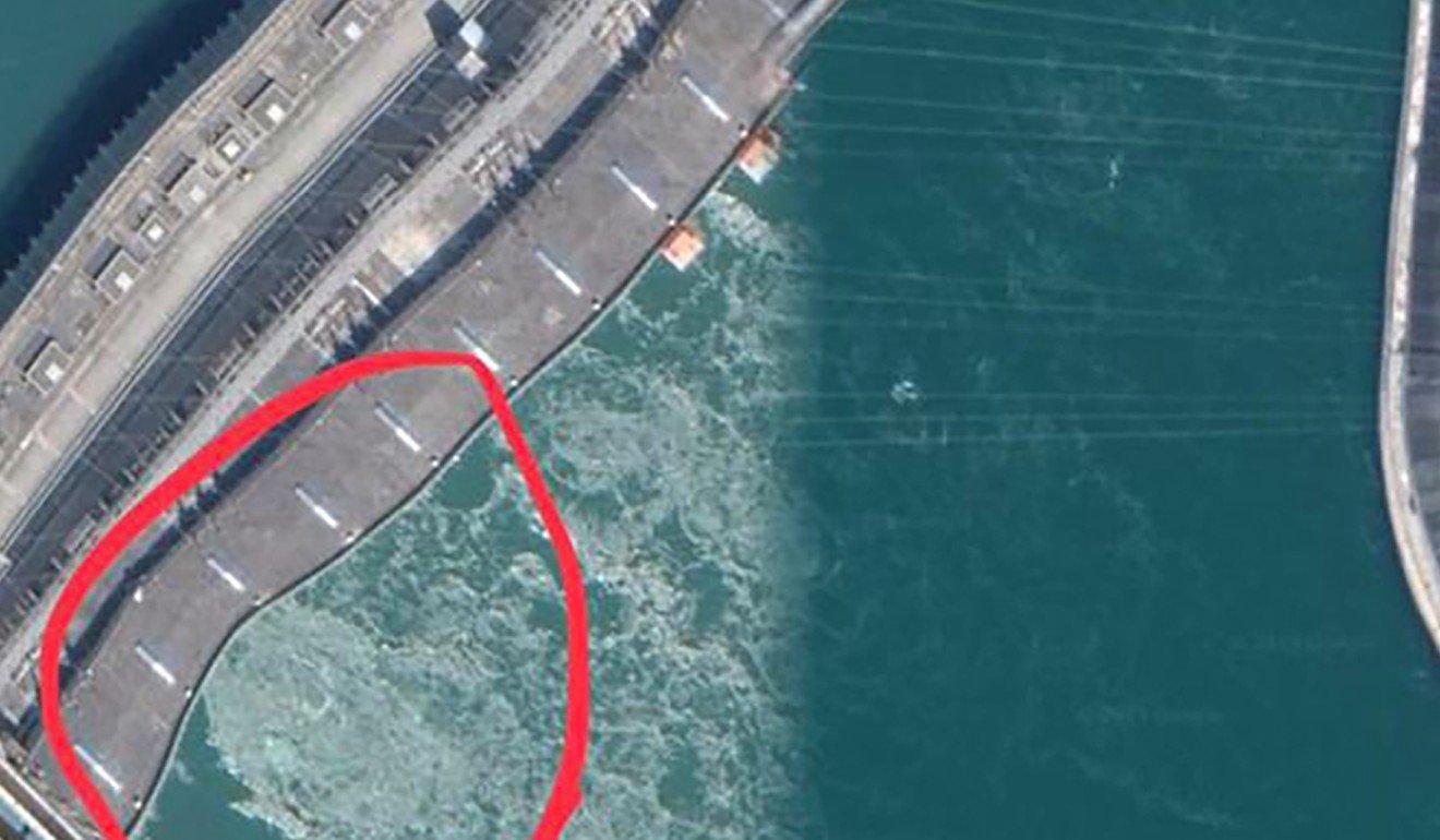 Bức ảnh nhìn từ Google Maps cho thấy đập Tam Hiệp uốn cong bất thường.