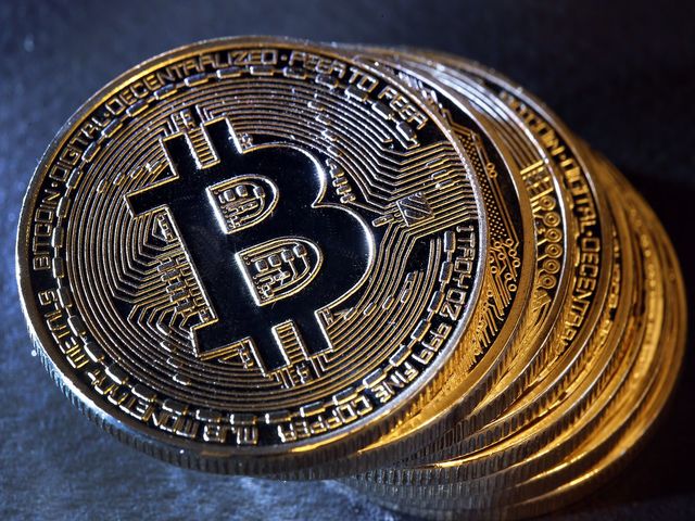 Nóng: Giá bitcoin leo thang trở lại, tăng 500 USD chỉ trong 10 phút