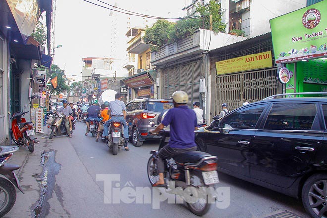 Dân Thủ đô &#34;kêu trời&#34; vì loạt cao ốc đu bám hai bên tuyến phố chỉ rộng gần 10m - 10