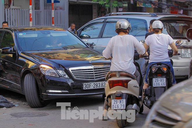 Theo quan sát thực tế, cứ đến giờ cao điểm tại các nút giao ngã ba, ngã tư trên phố Nguyễn Đức Cảnh thường xuyên xảy ra ùn tắc do đường quá hẹp, không có tầm nhìn.