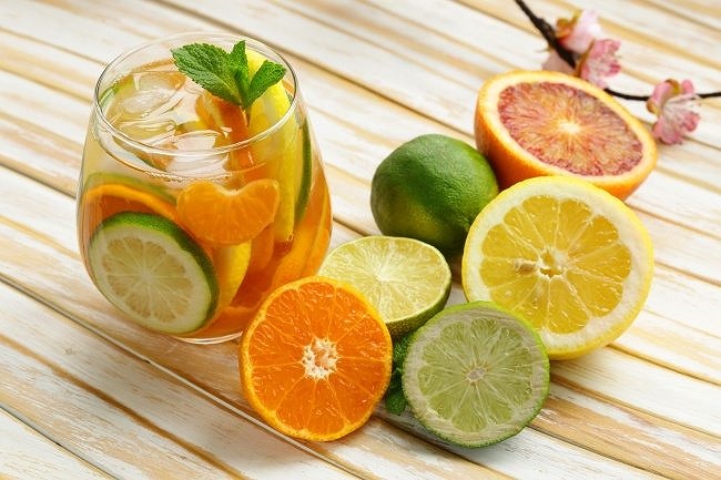 Nước chanh, nước cam, nước ép bưởi: Chứa nhiều vitamin C, vừa có công hiệu giải khát, giải nhiệt rất tốt, còn tác dụng làm đẹp da, sát khuẩn, trị ho… Ảnh minh họa: Internet