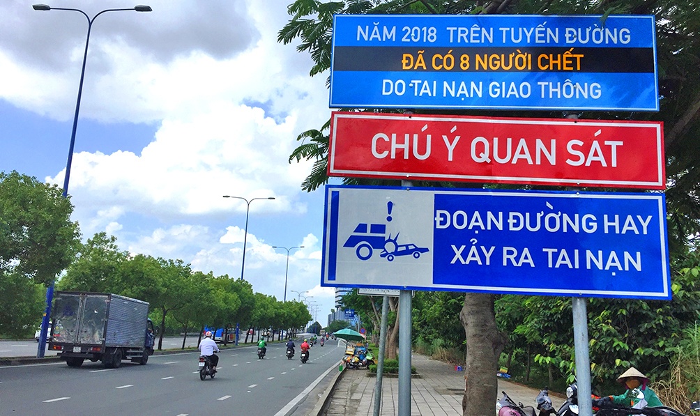 Biển báo số người chết trên đường Mai Chí Thọ, quận 2, TP HCM Ảnh: Vĩnh Phú