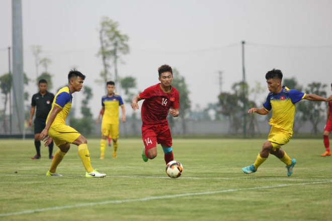 Cầu thủ Việt Cường (số 14) của U23 Việt Nam