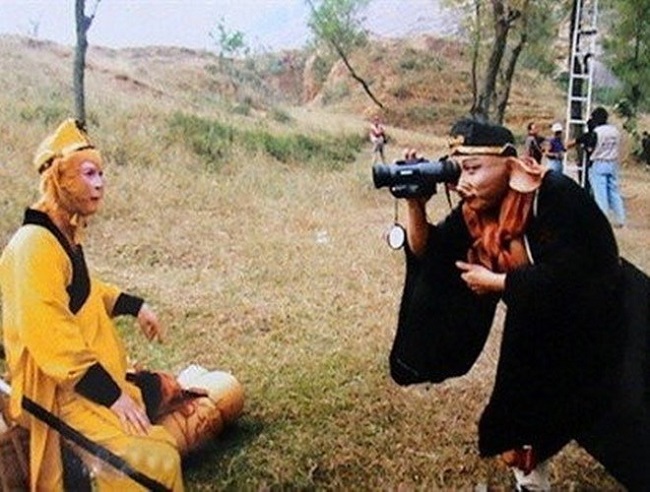Trư Bát Giới tranh thủ chụp ảnh kỷ niệm cho sư huynh Tôn Ngộ Không. Đây là một trong những bức ảnh nhận được nhiều yêu thích của khán giả hâm mộ.
