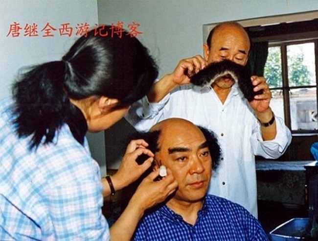 Sa Tăng do cố diễn viên Diêm Hoài Lễ thủ vai, ông được nhân viên trang phục hóa trang, dán tóc giả, râu giả lên mặt