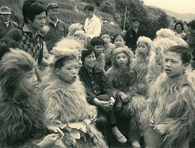 Cố đạo diễn Dương Khiết chụp ảnh cùng những em bé hóa trang thành bầy khỉ trong Hoa Quả Sơn