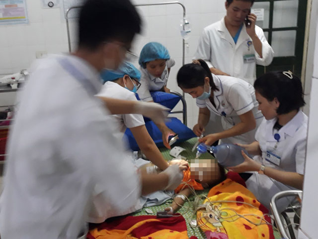 Bé gái được các bác sĩ cấp cứu tại Bệnh viện Đa khoa huyện Nghi Lộc (Nghệ An).