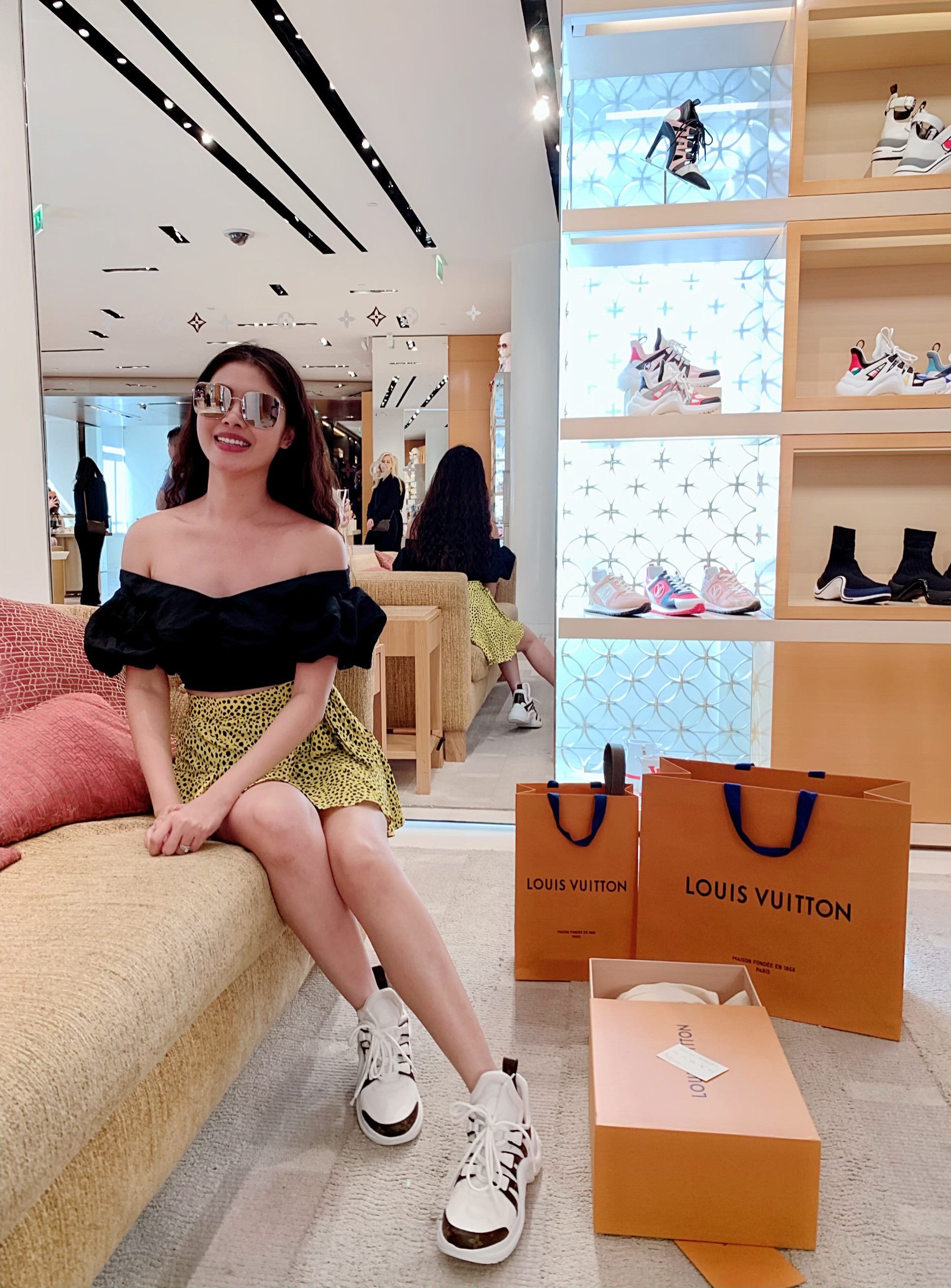 Đôi giày cùng hãng của Louis Vuitton từng được tín đồ thời trang thế giới và Việt Nam "check in" mọi nơi&nbsp;với giá không hề rẻ, khoảng gần 24 triệu đồng.