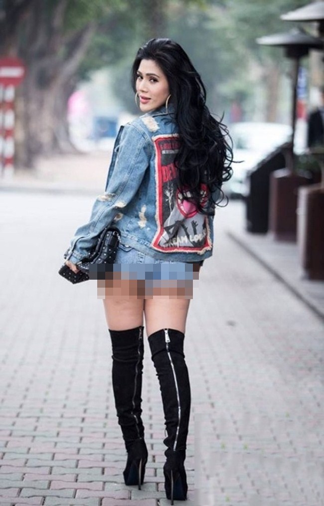 Maria Đinh Phương Ánh để lộ cả vòng 3 ngồn ngộn trên phố, gây phản cảm. Chỉ với chi tiết này mà chiếc quần hot pant được nói là "sự ô nhục của nhân loại" hay "thứ đồ quảng cáo cho ngoại tình, khiêu dâm".