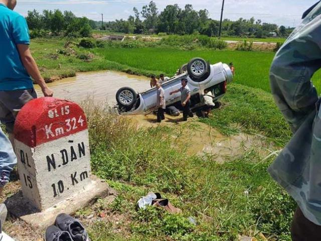 Tin tức trong ngày - Xe ô tô tông cột mốc lao xuống ruộng, 6 người thương vong