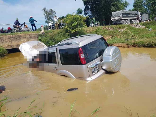 Hiện trường vụ tai nạn khiến ô tô lật nhào xuống ruộng.