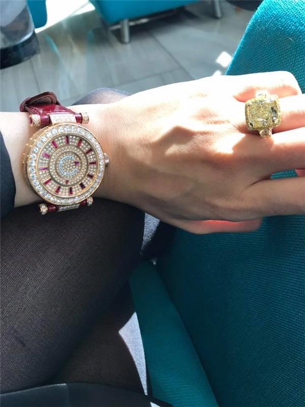 Một chiếc&nbsp;Franck Muller khác, trị giá thấp hơn nhưng vẫn lấy "tỷ" làm đơn vị chuẩn mực - 1 tỷ đồng. Chiếc hột xoàn to như trứng chim cút trên ngón áp út của người đẹp cũng khiến dân tình choáng váng.&nbsp;