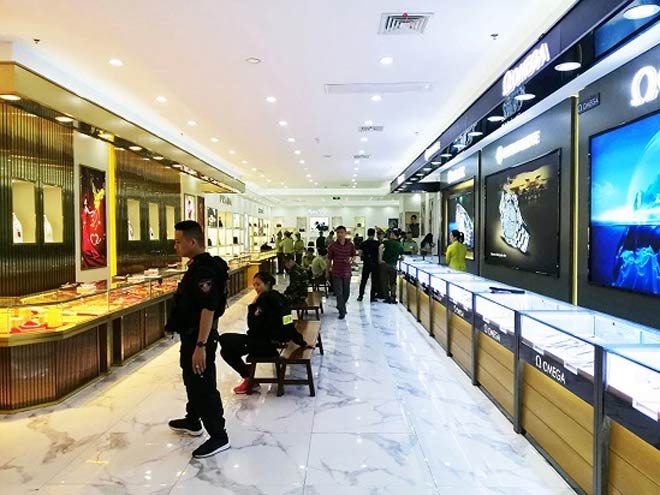 Lực lượng chức năng phát hiện số lượng lớn hàng hóa tại trung tâm mua sắn Thương trường Quốc tế Hồng Nguyên có dấu hiệu hàng giả.