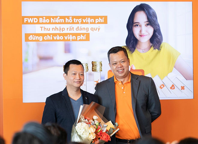 Ông Huỳnh Hữu Khang - Tổng Giám đốc FWD Việt Nam tặng hoa cho ông Trần Ngọc Thái Sơn - Tổng Giám đốc Tiki chúc mừng cho sự hợp tác thành công giữa hai bên
