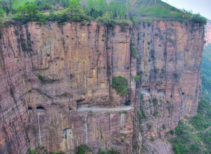 Nằm sâu trong dãy núi Taihang, tỉnh Hà Nam, Trung Quốc, Guoliang là ngôi làng được xây dựng bằng đá với dân số chưa đến 300 người. Từ một ngôi làng có nguy cơ bị lãng quên, đến này làng Guoliang đã trở thành một điểm du lịch hấp dẫn nhờ một con đường cheo leo đầy hiểm trở này.&nbsp;