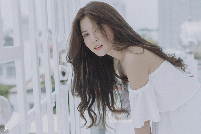 Trên trang cá nhân của Kim Yến, những tấm hình đăng tải cuộc sống thường ngày của cô khiến mọi người phải xuýt xoa vì cô nàng có may mắn sở hữu một gương mặt quá đỗi xinh đẹp.