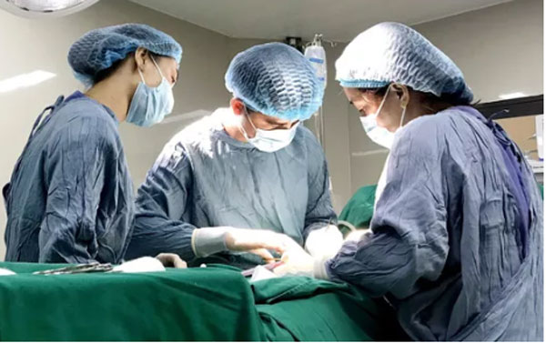 Phẫu thuật rút thanh sắt&nbsp;xuyên thấu&nbsp;đùi nạn nhân - Ảnh: Bệnh viện cung cấp
