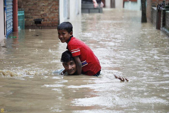Mưa lớn gây ngập lụt và lở đất đang diễn ra trầm trọng tại Nepal - Ảnh: Sanjog Manandhar