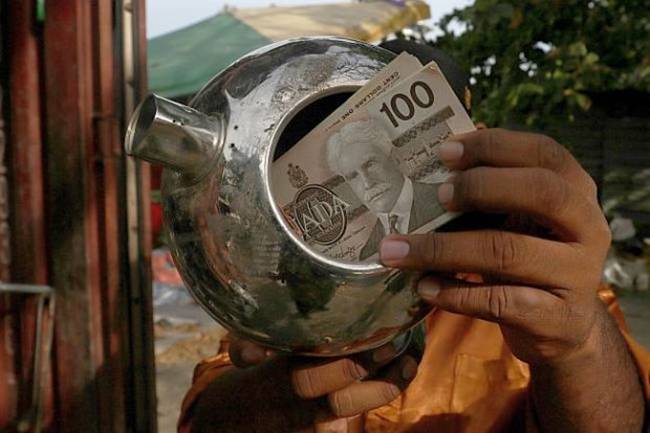 Các tờ tiền nằm&nbsp;trong ấm nhưng Fahmi không tiết lộ cụ thể số tiền là bao nhiêu.