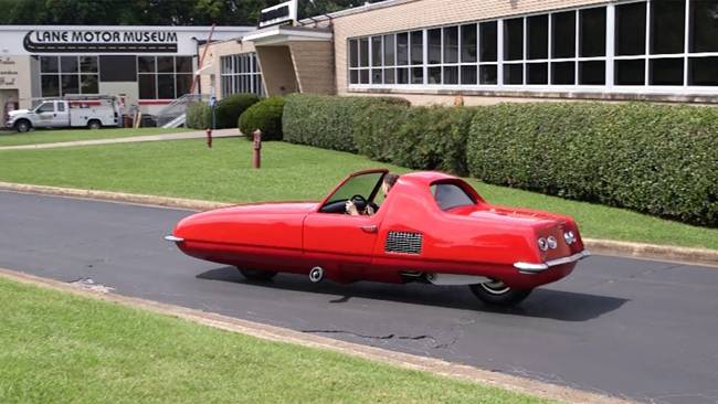 Năm 1967, nhà thiết kế ô tô Alex Tremulis kết hợp với một chuyên gia tên là Thomas Summers chế tạo một chiếc ô tô chỉ có 2 bánh.