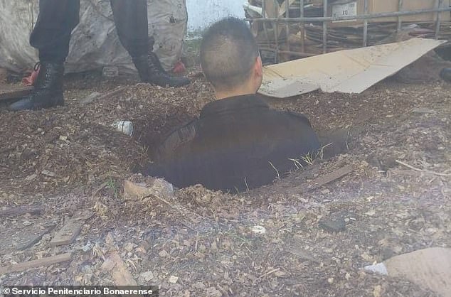 Một cảnh sát kiểm tra đường hầm mà nhóm tù nhân tại nhà tù Florencia Varela bí mật đào nhằm vượt ngục