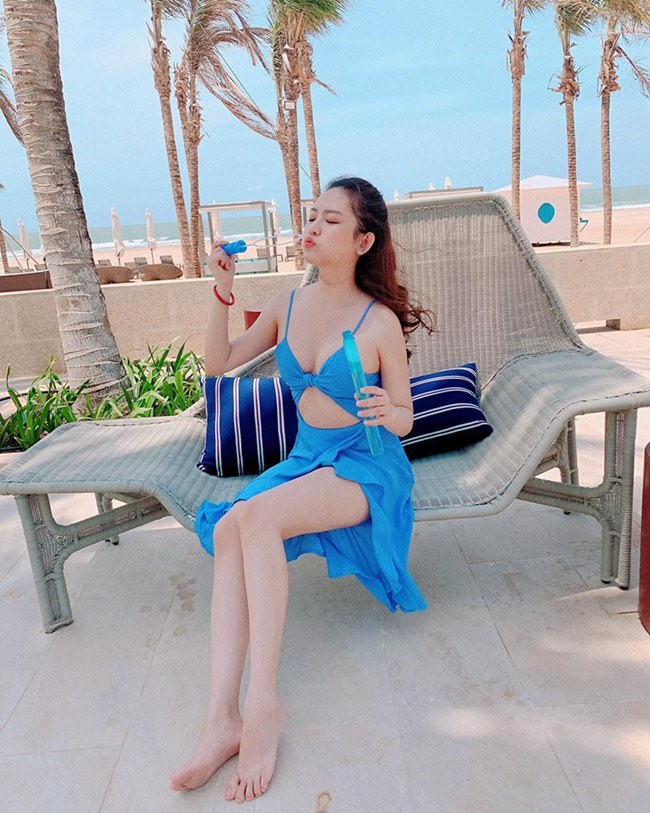 Cô tự đưa ra tiêu chuẩn phải giảm cân xuống còn 44kg, số cân hiện tại của nàng hot girl là 49kg.