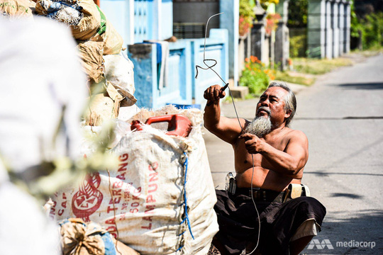 Ông Mbah Bodo nói rằng cộng đồng sẽ nổi giận nếu chính phủ Indonesia từ chối nhập hoặc trả lại rác thải. Ảnh: CNA