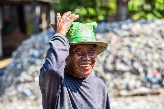 Người dân Indonesia đang phải vật lộn giải quyết rác thải. Ảnh: CNA