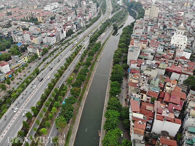 Sông Tô Lịch có chiều dài khoảng 14 km, chảy qua địa phận 6 quận, huyện của Hà Nội là Ba Đình, Cầu Giấy, Đống Đa, Thanh Xuân, Hoàng Mai, Thanh Trì.