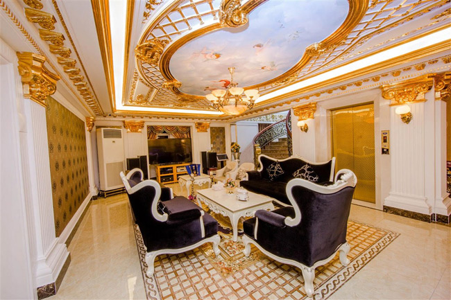 Thiết kế nội thất với những chạm trổ dát vàng tinh xảo đến từng chi tiết.