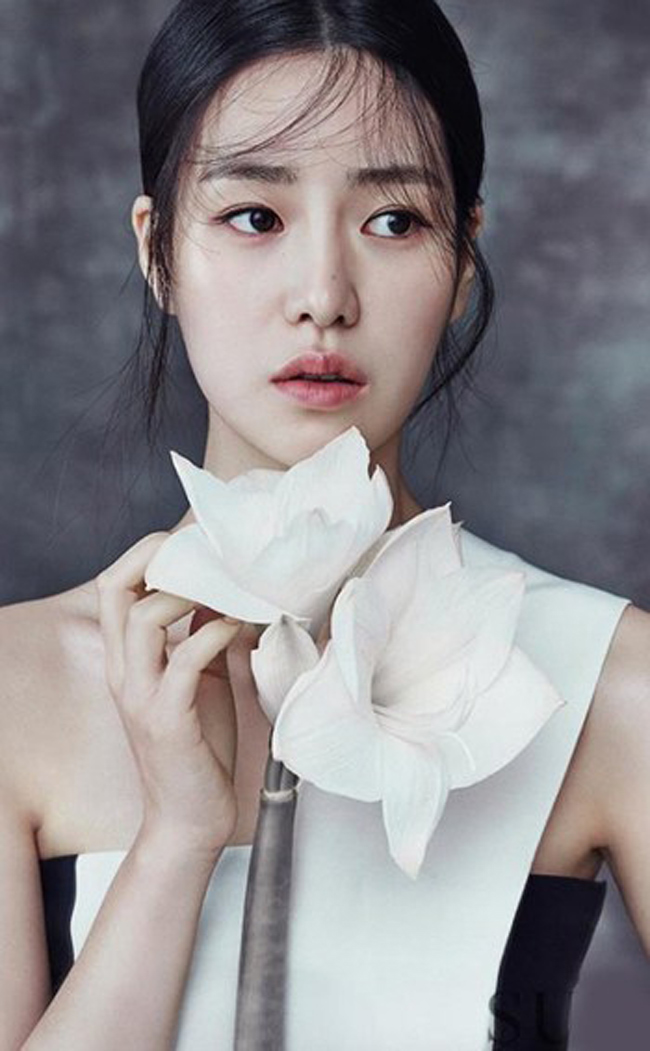 Lim Ji Yeon tham gia 4 phim điện ảnh, 6 phim truyền hình và đạt nhiều giải thưởng Nữ diễn viên xuất sắc (phim Blow Breeze), giải Ngôi sao mới (phim High Society, phim Obsessed).