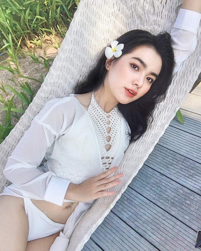 Trong loạt ảnh đời thường cập nhật trên mạng xã hội, Thiên Trang gây chú ý bởi vẻ đẹp gợi cảm. 