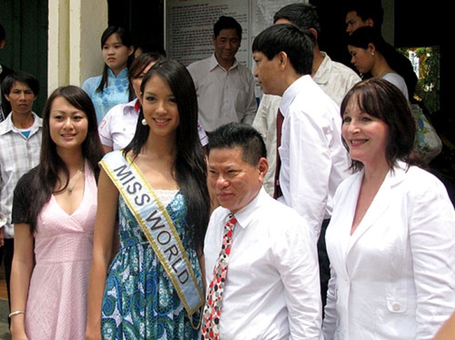 Hoa hậu Thế giới 2007 từng được biết đến với quan hệ thân thiết với tỷ phú Hoàng Kiều của Việt Nam. Người đẹp sinh năm 1984 từng được tỷ phú Hoàng Kiều mời sang Việt Nam sau khi cô đăng quang ngôi vị Hoa hậu không lâu.