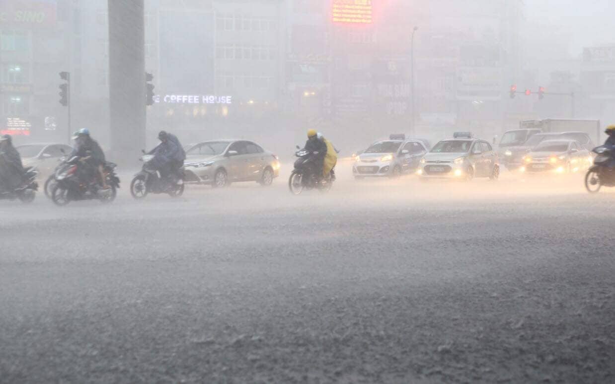 Chiều tối 15/7, một cơn mưa lớn bất ngờ đổ xuống Hà Nội. Mưa lớn kéo dài khiến nhiều tuyến phố ở Hà Nội bị ngập.