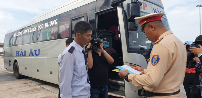 CSGT kiểm tra ô tô khách trên tuyến cao tốc Hà Nội- Hải Phòng