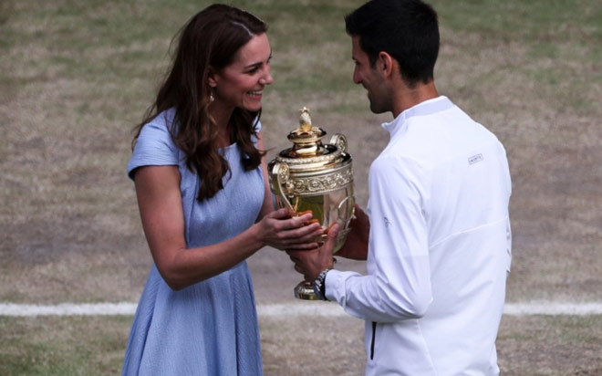 Djokovic nhận cúp vàng vô địch Wimbledon 2019 từ tay Công nương Kate Middleton (phu nhân của Hoàng tử Vương quốc Anh William)