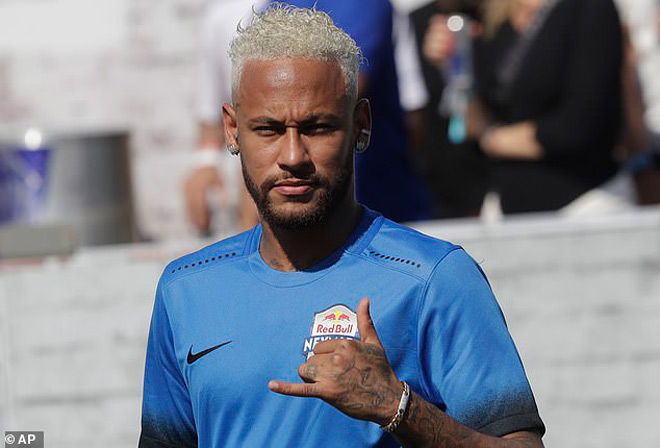 Neymar vừa thay đổi diện mạo với mái tóc mới nhuộm màu bạch kim "chất chơi"