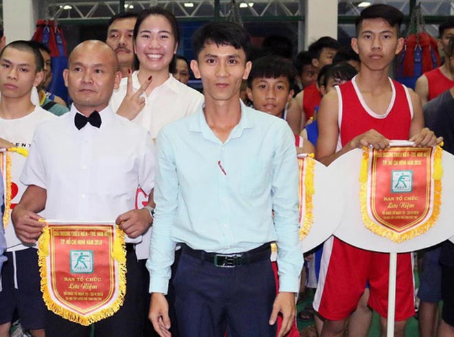 Ông Phạm Thanh Hải đang điều hành một giải đấu boxing tại TP HCM