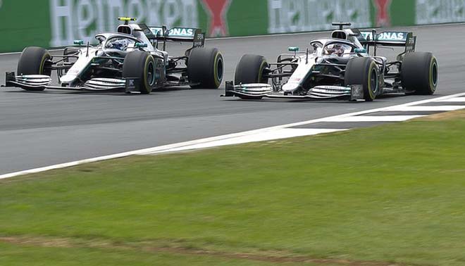 Hamilton và Bottas quyết ăn thua từ vòng đầu tiên