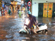 Tin tức trong ngày - Phố Hà Nội ngập như sông sau mưa, dân “bơi” về nhà chiều đầu tuần