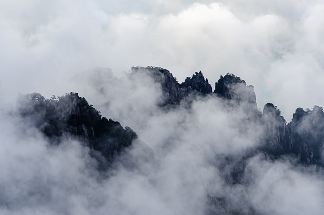 11.Các vách đá trên Hoàng Sơn dốc đứng, nguy hiểm, nhưng vì muốn có những bức ảnh đẹp nên nhiều người vẫn mạo hiểm để chụp ảnh cùng.
