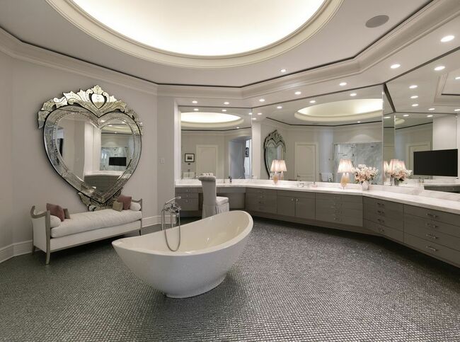 27 phòng tắm với đủ loại thiết kế trên thế giới được xây dựng trong dinh thự này.