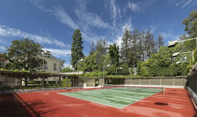 Sân tennis được thiết kế bên cạnh hồ bơi.
