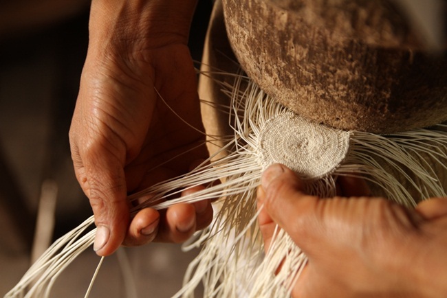Simon Espinal sẽ chọn các sợi chia thành cặp để tạo ra đường đan chéo cruzado, bắt đầu cho quá trình làm mũ Panama.