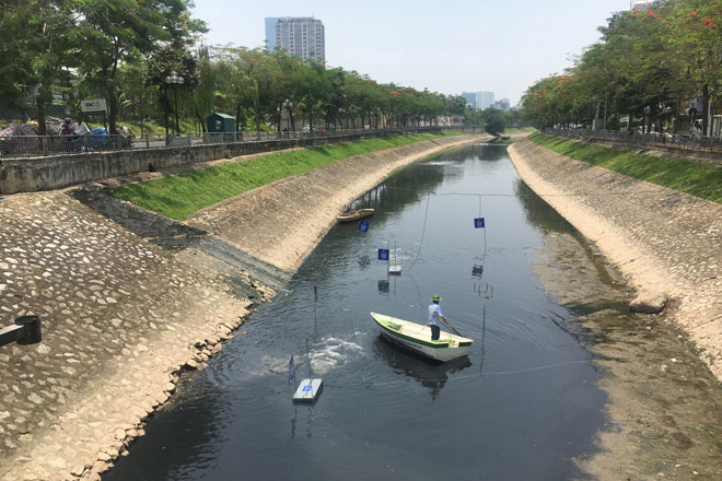 &nbsp;So sánh hình ảnh của con sông Tô Lịch ngày bắt đầu đặt máy sục khí Nano và sau 2 tháng máy chạy thử nghiệm.